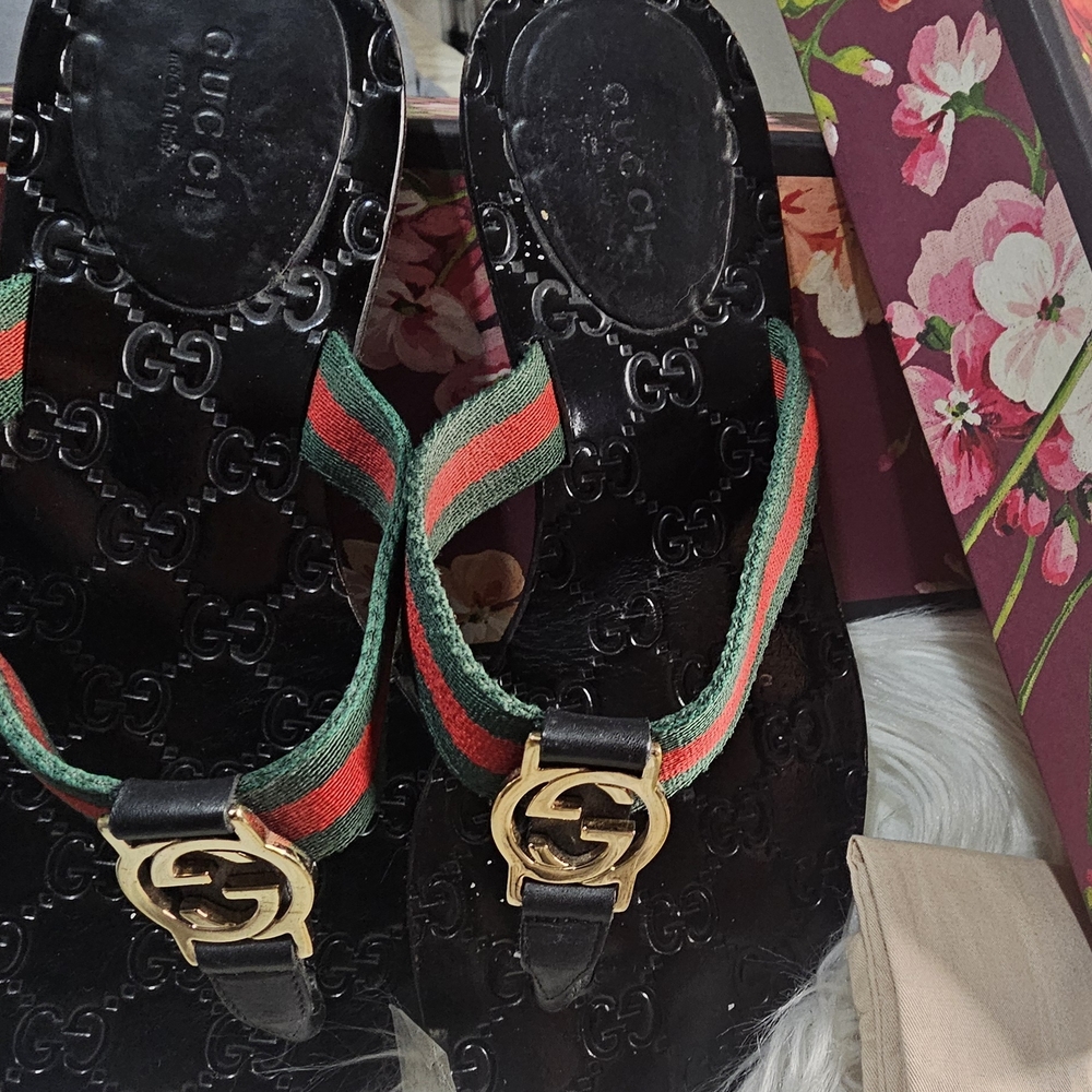 GUCCI Black Sandals with Green and Red Straps